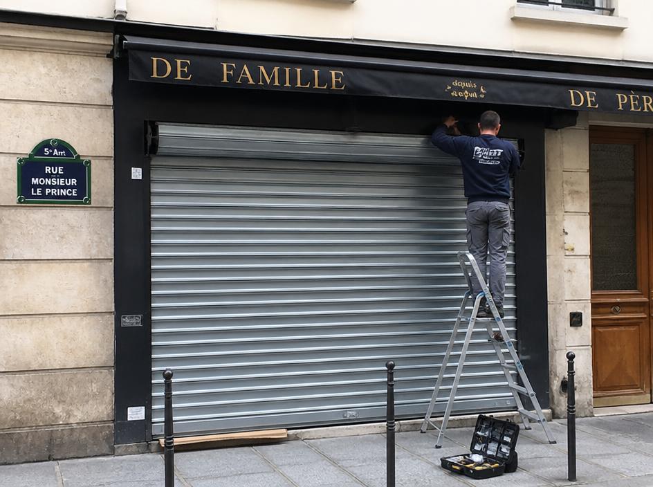 Rideau métallique de commerce en cours de réparation à Paris